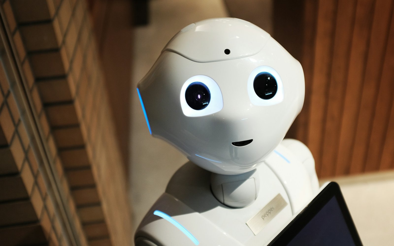 Friendly AI assistant robot representing answer engines
